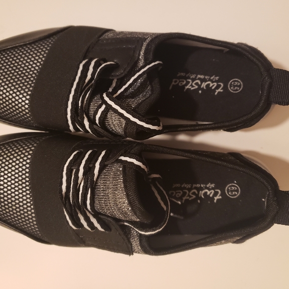3/$15 Twisted Black & White Women's Sneaker Size 6.5 - Picture 5 of 6